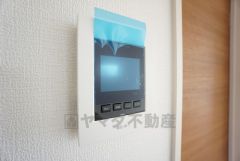 防犯性もばっちり、TVモニター付きインターホン完備。大きなモニターで玄関先を確認できます。