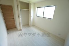 5.25帖の洋室です。家具を選ばないナチュラルなフローリングとシンプルなクロスです＾＾