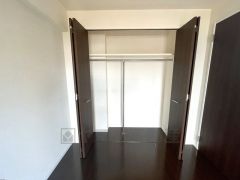 5.9帖の洋室にはクローゼット付き。