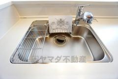大きなお鍋も楽々洗える幅の広いシンクです＾＾ステンレスシンクなので簡単にお掃除できますよ。