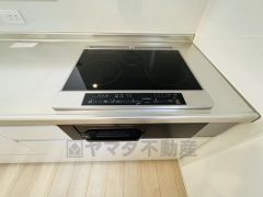 お手入れのしやすいIHクッキングヒーターです。3口コンロなので、効率よくお料理が楽しめます。