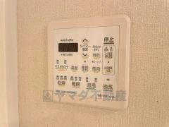 浴室暖房乾燥機には、暖房、乾燥、涼風、換気の4つの機能が付いています。タイマー付きです。