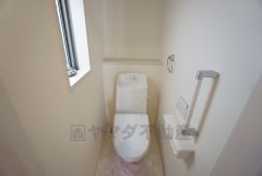 ウォシュレット付トイレです。1階2階の2ヶ所にトイレがあるので、忙しい朝にもゆとりができますね。