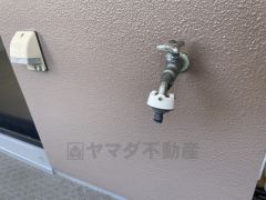 バルコニーに水栓と屋外コンセント付き。
