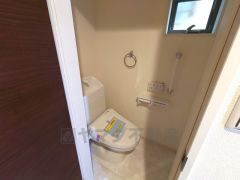 ウォシュレット付トイレです。1階2階の2ヶ所にトイレがあるので、忙しい朝にもゆとりができますね。