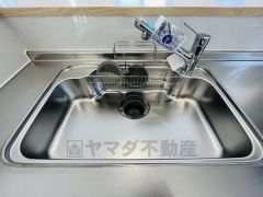 大きなお鍋も楽々洗える幅の広いシンクです＾＾ステンレスシンクなので簡単にお掃除できますよ。