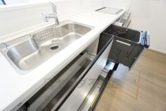 キッチンの収納は大容量です。可動が多い引き出しはソフトモーションレールでスーッと気持ちよく閉まります(スパイスBOXは除く)。
