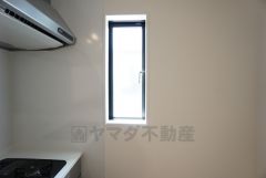 キッチン窓は日光を取り入れたり、換気扇では取りきれない魚のにおいなど、外の空気を入れることで取り去ることができますね。