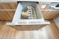 炊事時間を大幅に短縮できる食器洗浄乾燥機付き＾＾冬場の洗い物で手荒れの悩みもなくなります。