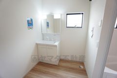 三面鏡つき洗面台。収納も一体型になっているので、ドライヤーやヘアアイロンの置き場に困りませんね。