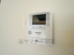 防犯性もばっちり、TVモニター付きインターホン完備。大きなモニターで玄関先を確認できます。