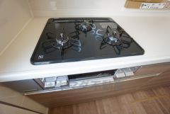 3種類の料理が同時に調理できる、3口ガスコンロ。忙しい朝食やお弁当作りも効率良くお料理できますね＾＾