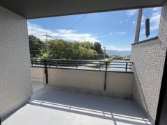 南向きで日当たりの良いバルコニーです。椅子やテーブルを置けばくつろぎ空間になりますね。