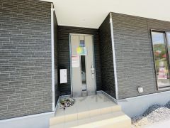 玄関には屋根があるので雨の日も安心してカバンの中から鍵が探せますね＾＾