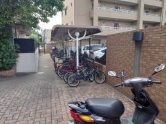 駐輪場です。屋根付きで安心ですね＾＾