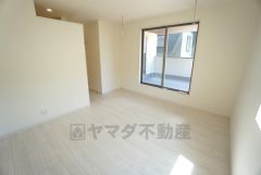 バルコニーに面した8帖の洋室です。ベッドや机、ＴＶも置ける十分な広さです＾＾