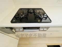 3種類の料理が同時に調理できる、3口ガスコンロ。忙しい夕食の支度時間が短縮できて嬉しいですね。