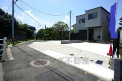 西側道路に面しています。