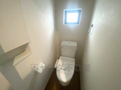 ウォシュレット付トイレです。1階2階の2ヶ所にトイレがあるので、忙しい朝にもゆとりができますね。