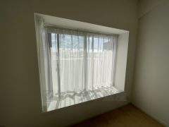 出窓付のLDKです。空間に広がりがあるので、お部屋が明るく優しい雰囲気になっていますね。お好きな雑貨やミニ観葉植物を飾ったり、お好みのお部屋にしてくださいね＾＾
