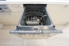 食事の後の手間を解消する食器洗い乾燥機付。冬場の洗い物で手荒れの悩みもなくなります。手洗いよりも節約できて便利。