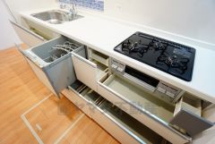 キッチンの収納は大容量です。可動が多い引き出しはサイレントレールでスーッと気持ちよく閉まります(コンロ下小引き出しは除く)。