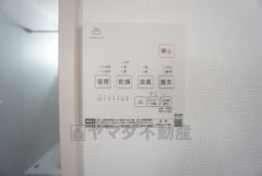 浴室暖房乾燥機には、暖房、乾燥、涼風、換気の4つの機能が付いています。タイマー付きです。