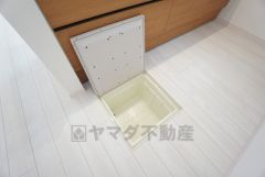 キッチンに床下収納があります。長期保存ができるもの、調理器具、防災グッズを入れておくのもいいですね。