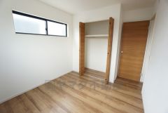 5.2帖の洋室です。クローゼット付きなので、すっきりと整理整頓でき気持ちよく過ごせますね＾＾