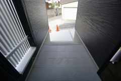 玄関先です。 駐車場まであまり歩かなくていいので、雨が降っていてもあまり濡れずに移動ができます。ベビーカーや傘立て、お好きなお花を置いておくこともできますね。