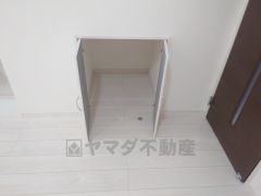 階段下の空間を有効活用した収納スペースです。