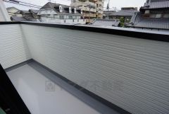 南向きの陽当たりの良いバルコニーです。足元は防水工事施工済です。