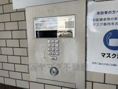 オートロック付きマンションなので、防犯面も安心。セールスや勧誘も回避しやすいですね。