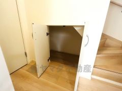 階段下の空間を有効活用した収納スペースです。