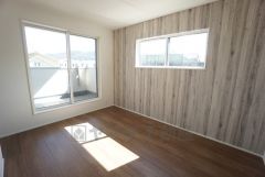 6帖の寝室は壁の1面がデザインクロスになっており、雰囲気があります。