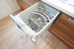 炊事時間を大幅に短縮できる食器洗浄乾燥機付き＾＾冬場の洗い物で手荒れの悩みもなくなります。