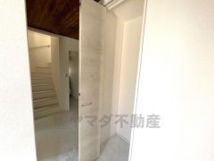 1階廊下には共有の収納スペースが設けられています。