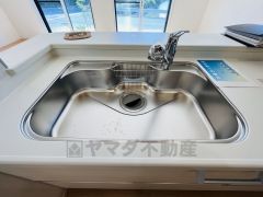 大きなお鍋も楽々洗える幅の広いシンクです＾＾ステンレスシンクなので簡単にお掃除できますよ。
