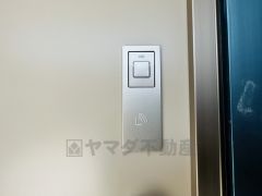 電気施錠スマートコントロールキー搭載の玄関扉です。