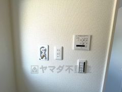 浴室暖房乾燥機には、暖房、乾燥、涼風、換気の4つの機能が付いています。タイマー付きです。