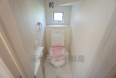 ウォシュレット付トイレです。1階2階の2ヶ所にトイレがあるので、忙しい朝にもゆとりができますね。