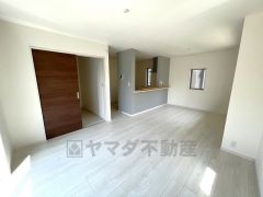 家族が集まる開放的なリビング。思い思いの時間を過ごしたり食事をしたり、素敵な団らんの場になりますね。