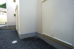 上下に開閉する巻き上げ式タイプ。台風などの荒天時の窓割れ、夜間・不在時の防犯対策や防音・断熱効果が期待できます。