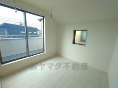バルコニーに面した4.4帖の洋室です。家具を選ばないナチュラルなフローリングとシンプルなクロスです＾＾