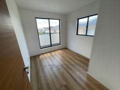 バルコニーに面した4.8帖の洋室。全居室の窓に、ペアガラスを採用＾＾断熱性・保温性にすぐれ、省エネ効果があります＾＾冬には結露を防止します。