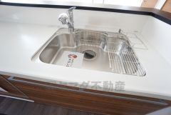 大きなお鍋も楽々洗える幅の広いシンクです＾＾ステンレスシンクなので簡単にお掃除できますよ。