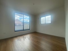 バルコニーに面した10帖の洋室です。日当たりがよく、寝室としての利用もおすすめです＾＾