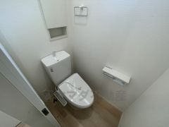 ウォシュレット付トイレです。1階2階の2ヶ所にトイレがあるので、忙しい朝にもゆとりができますね。