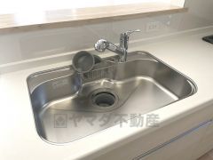大きなお鍋も楽々洗える幅の広いシンクです＾＾ステンレスシンクなので簡単にお掃除できますよ。