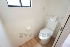 ウォシュレット付トイレです。1階2階の2ヶ所にトイレがあるので、忙しい朝にもゆとりができますね。